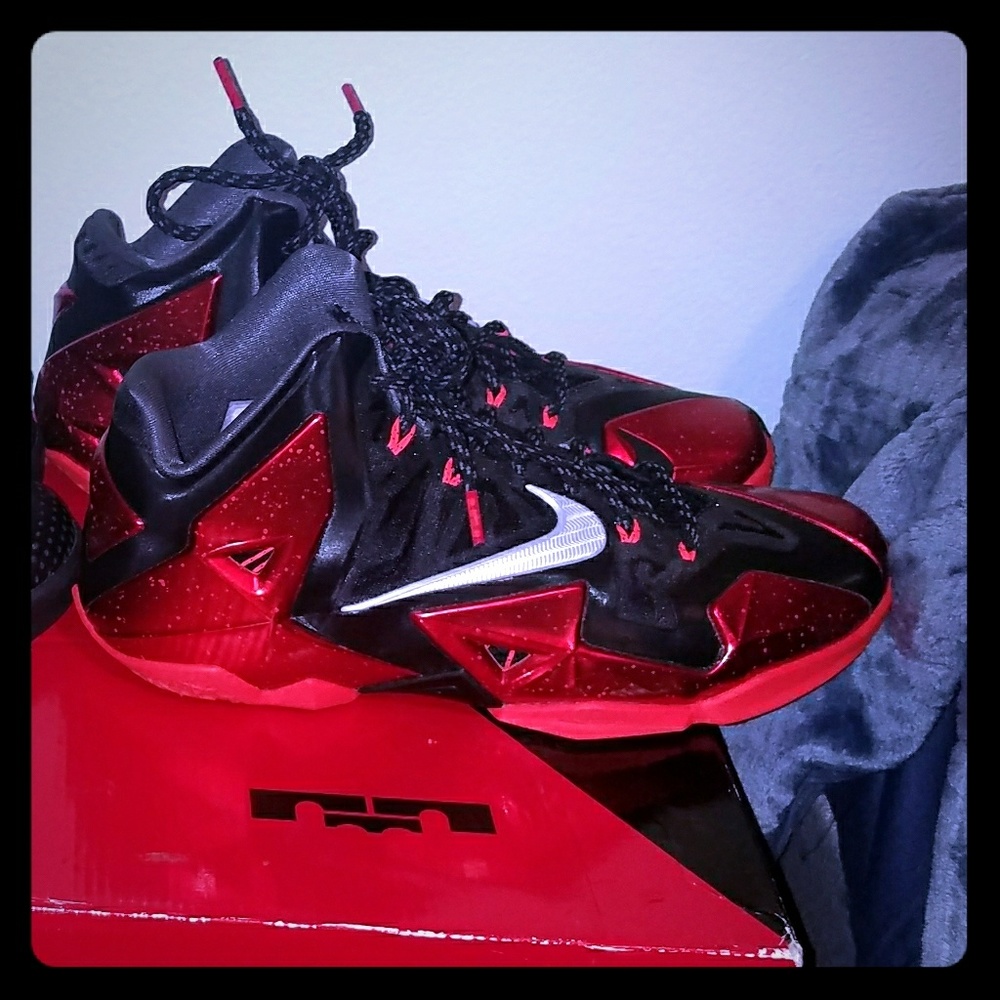 Lebrons 11 'Away' (with box)